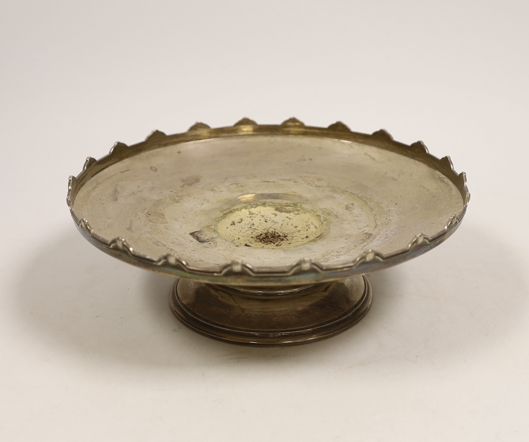 A George V silver cake stand, Roberts & Dore, Birmingham, 1933, diameter 20.5cm, 9.1oz, lacking glass insert?